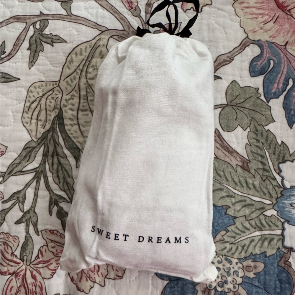 Sweet Dreams Cloud Socks in Soft Beige with fabric bag NWT - Picture 2 of 2